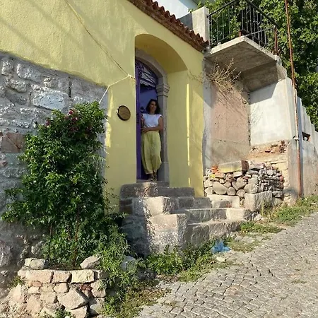 Akropolun Eteginde Tas Ev *